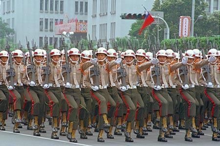 台湾人看大陆阅兵 哭 台湾老百姓看阅兵完整视频