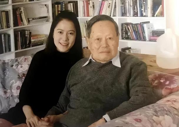 翁帆长得像杨振宁前妻 翁帆杨振宁前妻对比