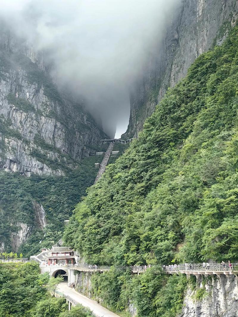 张家界天门洞：自然奇观，令人心驰神往的旅游胜地