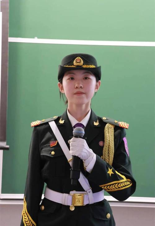 女仪仗兵